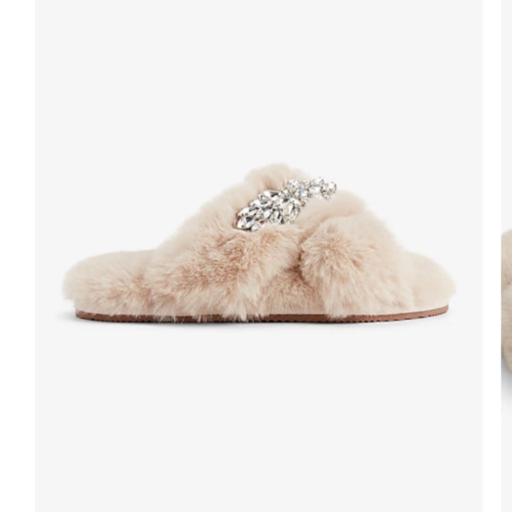 Cozy Faux-Fur Slippers with Crisscross Design and Shiny removable Brooch Accent